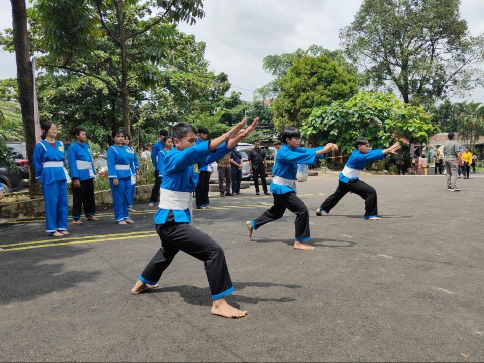 THS-THM Peragakan Silat di Paroki St Andreas Ciluar